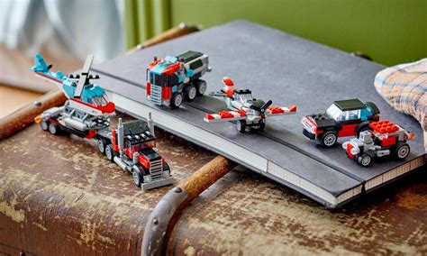 Zestaw LEGO 3 w 1 przedstawiający różne konfiguracje pojazdów ratunkowych