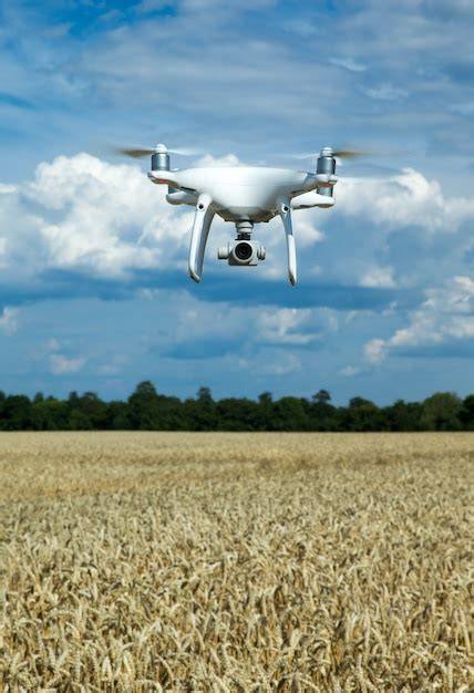 Dron latający nad miejscem pożaru, wspierający działania strażaków