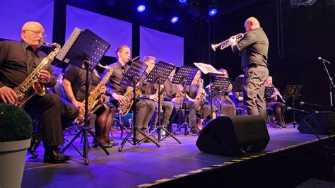 Zdjęcie orkiestry dętej podczas występu marszowego