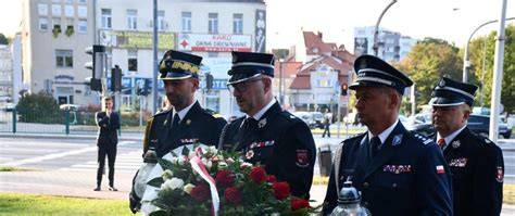 Zdjęcie przedstawiające mszę polową lub apel strażaków