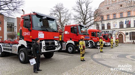zdjęcie archiwalne strażaków ochotników lub grafika przedstawiająca stare i nowe wozy strażackie