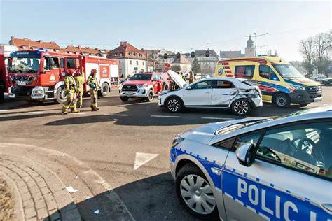 Dziecko bawiące się jeździkiem wozem strażackim na świeżym powietrzu