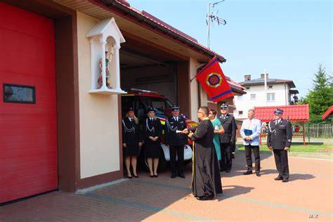 Zdjęcie statuetek i figurek strażackich, w tym św. Floriana
