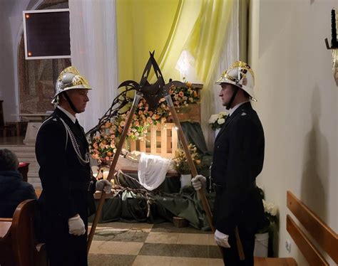 Zdjęcie ozdobnych hełmów strażackich ustawionych przy Grobie Pańskim w kościele