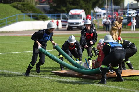 Zgromadzenie strażaków OSP na stadionie w Grybowie przed zawodami
