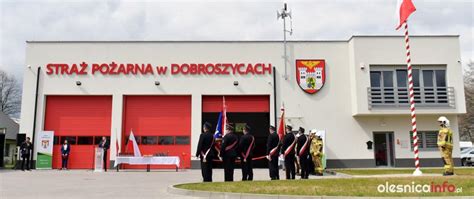 Zabytkowa remiza OSP z wąską bramą w Bierutowie