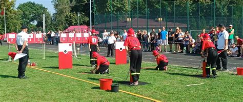 Zawody sportowo-pożarnicze na świeżym powietrzu, drużyny OSP podczas konkurencji