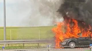 zdjęcie płonącego samochodu na autostradzie
