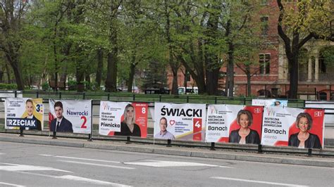 Tematyczne zdjęcie materiałów wyborczych na tle budynku