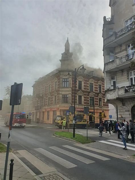 Zdjęcie kamienicy z widocznym pożarem poddasza, Szczecin