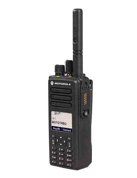 Zdjęcie profesjonalnego radiotelefonu Motorola (np. model R7 lub DP4801e) w ręce ratownika