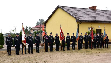 Zdjęcie drużyny OSP Poniatów z pucharem za pierwsze miejsce