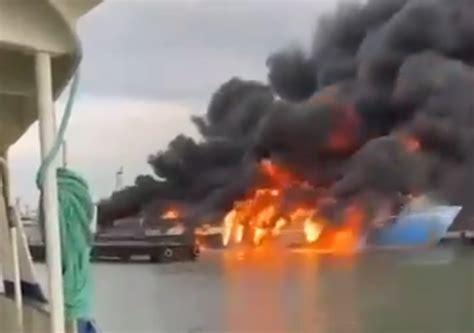 Prom załadowany zbiornikami z paliwem w porcie Kawkaz