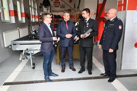 Zestawienie historycznych i współczesnych zdjęć OSP Rzezawa