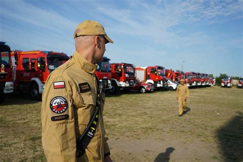Zdjęcie przedstawiające naradę polskich strażaków ze szwedzkimi wojskowymi