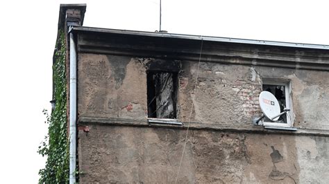 Zniszczona kamienica po pożarze w Inowrocławiu, widok zewnętrzny