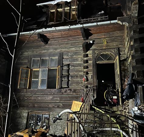 Zdjęcie spalonej, zabytkowej drewnianej willi w Kolumnie