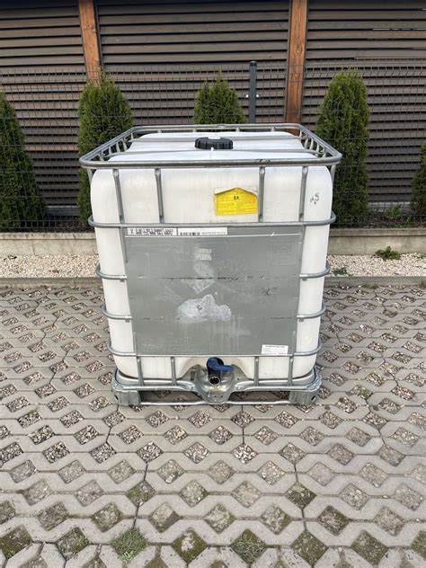zdjęcie pojemnika IBC w zastosowaniu (np. na budowie jako zbiornik na wodę)