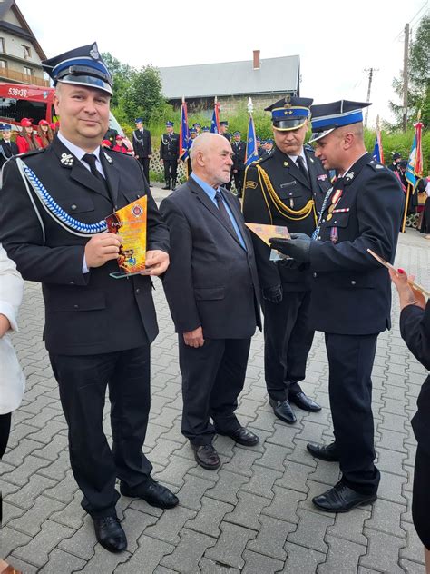 Wręczenie odznaczeń i pamiątkowych statuetek podczas jubileuszu OSP Wierzbica Pańska.