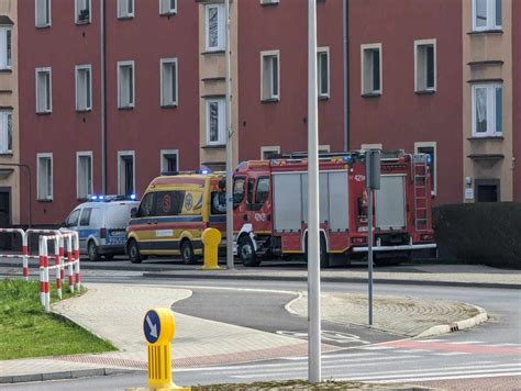 Zabezpieczenie miejsca zdarzenia przez służby ratunkowe i policję na ulicy Kołobrzeskiej w Olsztynie po odkryciu zwłok