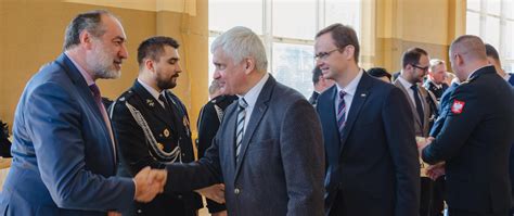 Zdjęcie przedstawiające ceremonię przekazania kluczyków do nowych wozów strażackich
