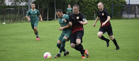 Zdjęcie drużyn piłkarskich Okocimskiego Brzesko i Strażaka Mokrzyska przed meczem derby
