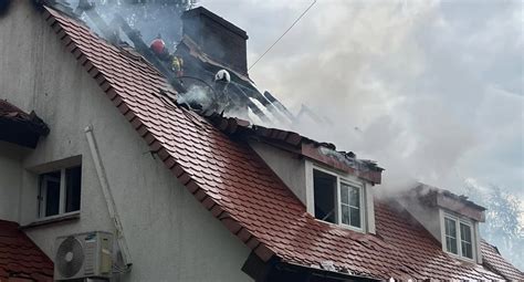 Zdjęcie przedstawiające pożar poddasza domu jednorodzinnego