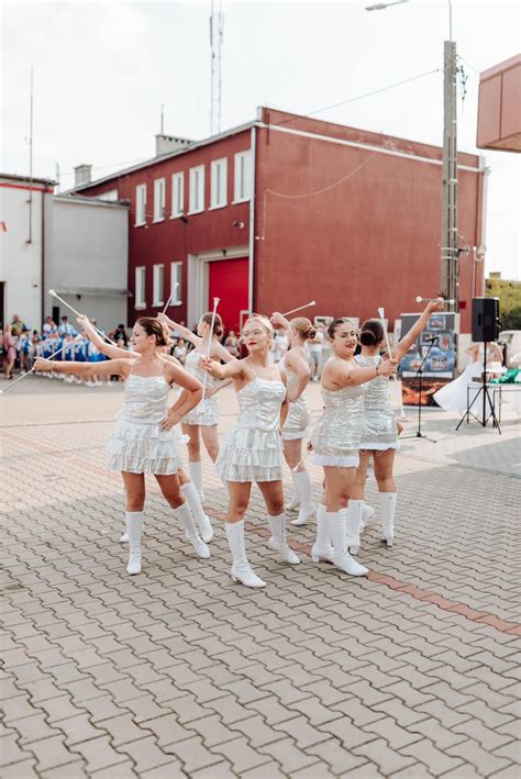 Mażoretki towarzyszące Orkiestrze OSP w Płośnicy