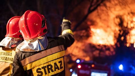 Strażacy podczas zawodów sportowo-pożarniczych w akcji gaszenia pożaru