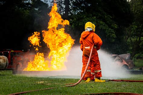 strażak używający hydraulicznego rozpieracza ramieniowego podczas symulacji wypadku drogowego