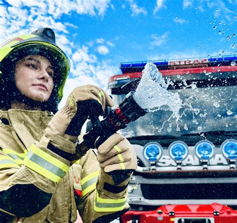 Strażacy OSP podczas szkolenia praktycznego