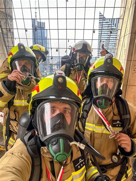 Ilustracja przedstawiająca grupę strażaków OSP w pełnym umundurowaniu podczas akcji