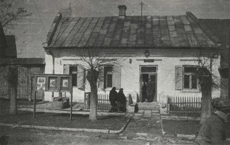 Stara fotografia przedstawiająca historyczną remizę strażacką