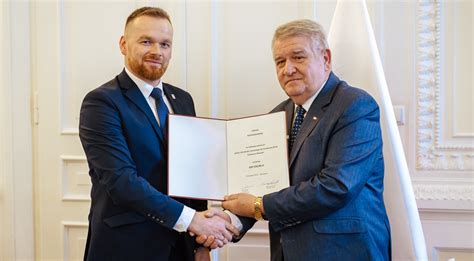 Uczestnicy uroczystości podpisania umów dofinansowania na zakup wozów strażackich