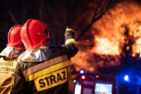 Zdjęcie przedstawiające strażaków w akcji gaszenia ognia