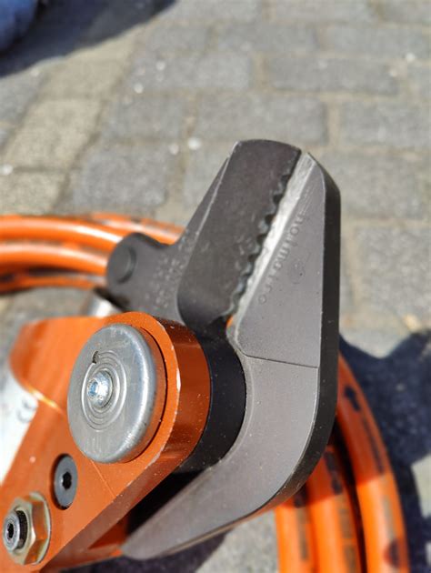 Zespoły ratunkowe wykorzystujące nożyce hydrauliczne do rozcinania pojazdu po wypadku drogowym