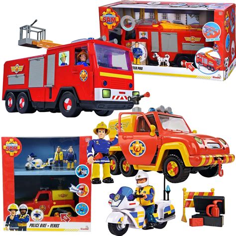 Zestaw zabawek Strażak Sam: figurki postaci, mały wóz strażacki i książeczka.