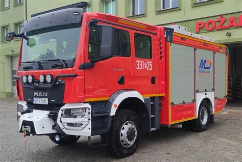 Kolekcja pojazdów Strażaka Sama: wóz strażacki, helikopter i łódź ratunkowa.