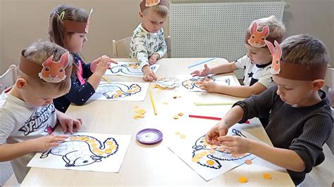 zdjęcie dzieci wykonujących pracę plastyczną z motywem strażackim