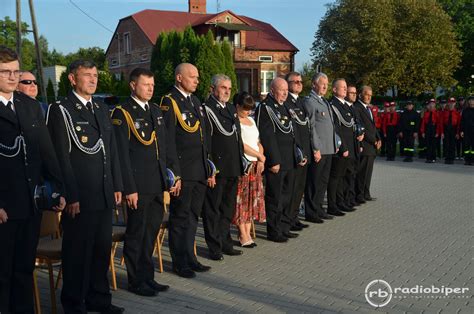 Zdjęcie przedstawiające mszę polową lub uroczystość jubileuszową na placu przy remizie OSP Rzeczyca Księża