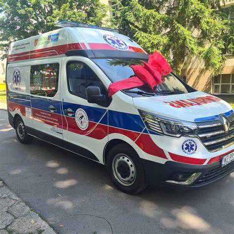 Widok zewnętrzny czerwonego ambulansu ratowniczego typu A