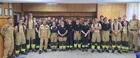 Zdjęcie przedstawiające grupę strażaków OSP w trakcie narady lub szkolenia.