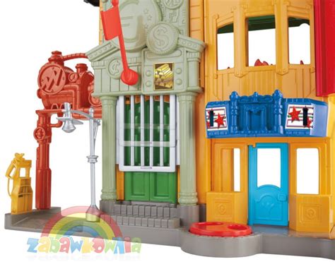 Ilustracja Imaginext Miejskie Centrum Ratunkowe z widocznymi sekcjami (bank, hotel, remiza, szpital, posterunek policji)