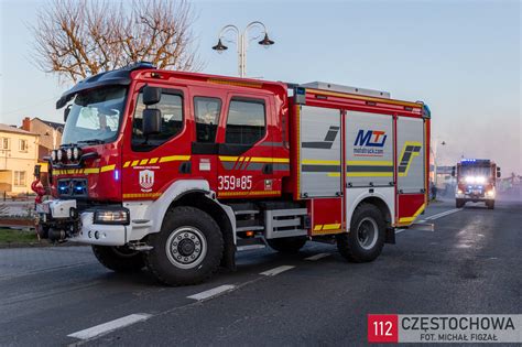 Samochody ratowniczo-gaśnicze OSP Góra Kalwaria na placu przed remizą