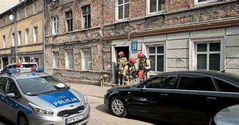 zdjęcie policjantów ratujących osoby z zadymionego budynku