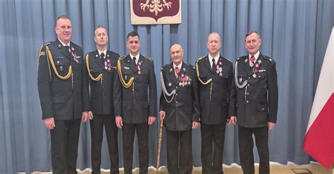 Uroczysty apel strażaków z wręczeniem odznaczeń
