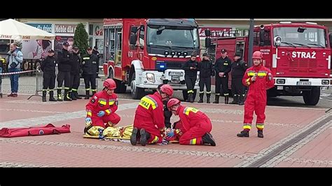Pokaz pierwszej pomocy prowadzony przez strażaków