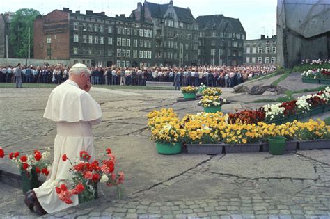Płonące tuje przy pomniku Jana Pawła II w Wesołej, Warszawa