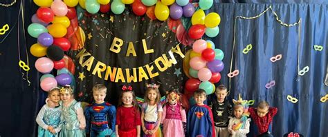 Tematyczne zdjęcie balu sylwestrowego w lokalnej sali