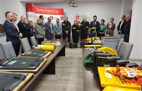 Zdjęcie ekspozycji sklepu Strefa998.pl z różnorodnym asortymentem sprzętu strażackiego